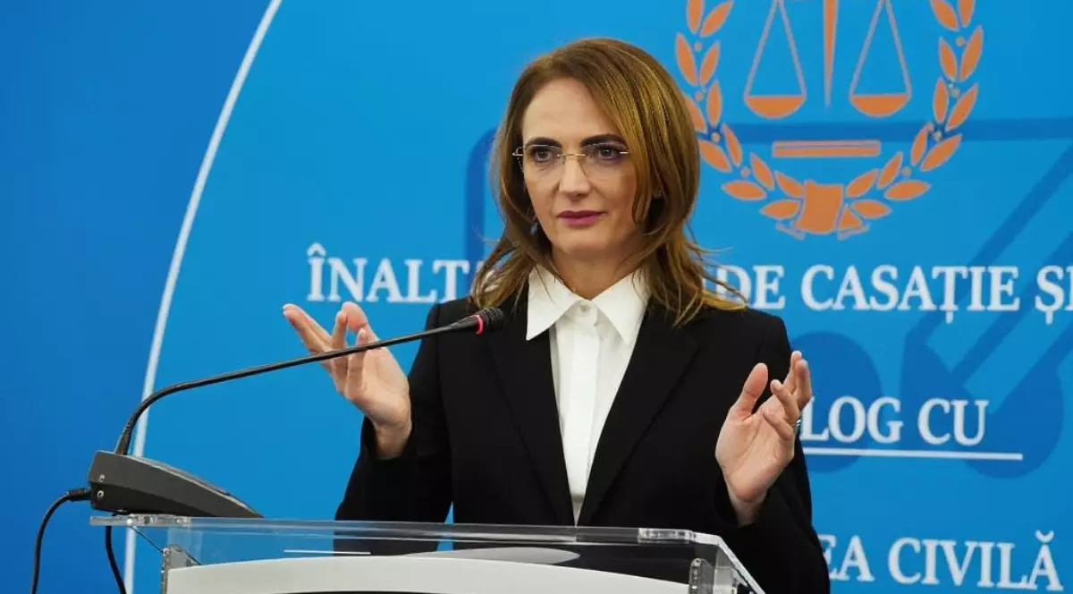 Lia Savonea, președinte al Înaltei Curți de Casație și Justiție, în timpul unei conferințe, vorbește la microfon și poartă un costum negru