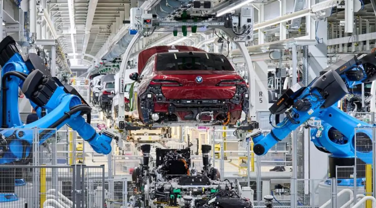 Fabrica de masini auto cu roboti