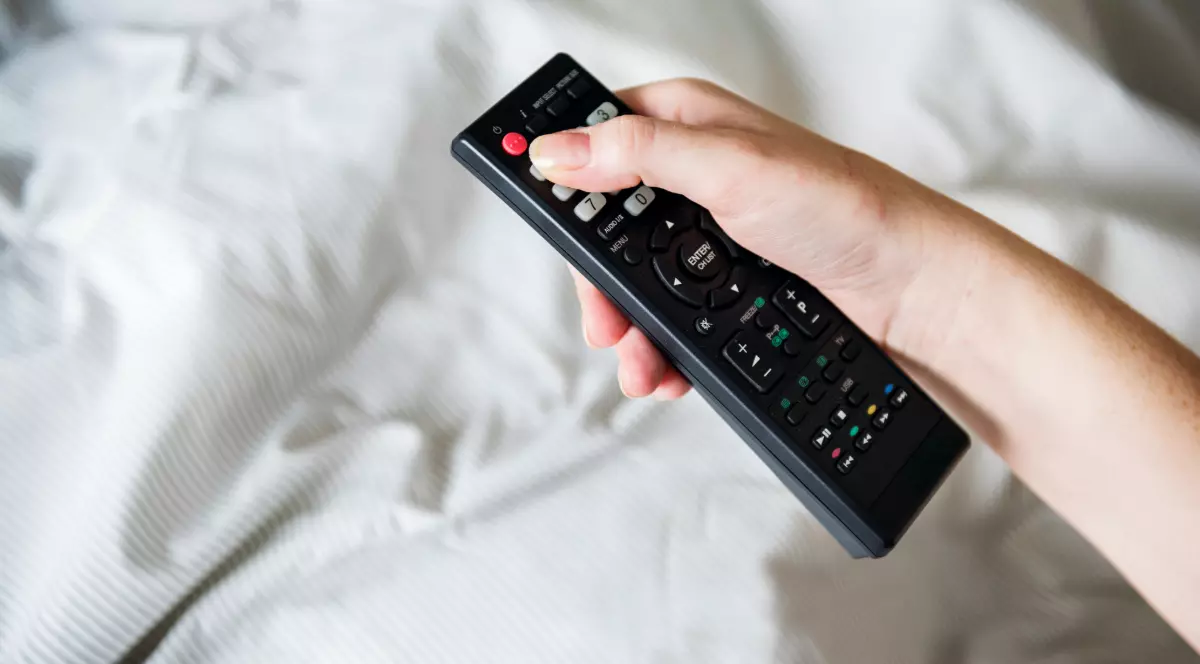 Telecomanda TV s-a stricat? Cum o schimbi corect?