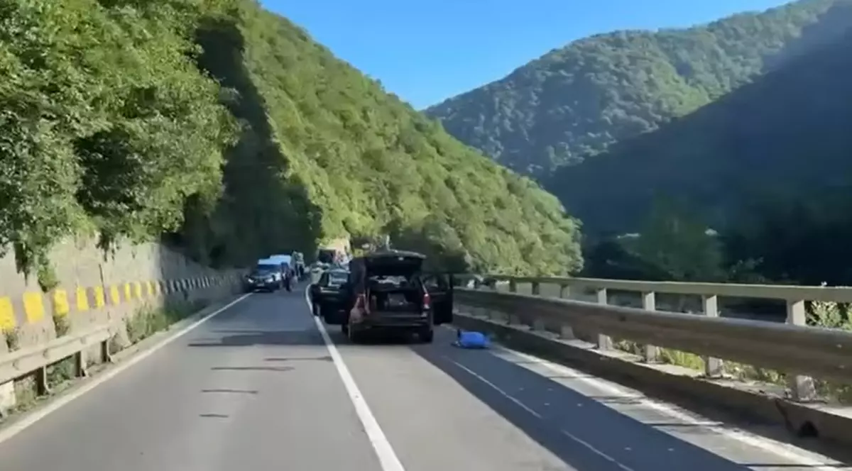 Locul în care o bucată de stâncă a căzut din pădure pe stradă peste o mașină care circula pe DN7 - Valea Oltului.