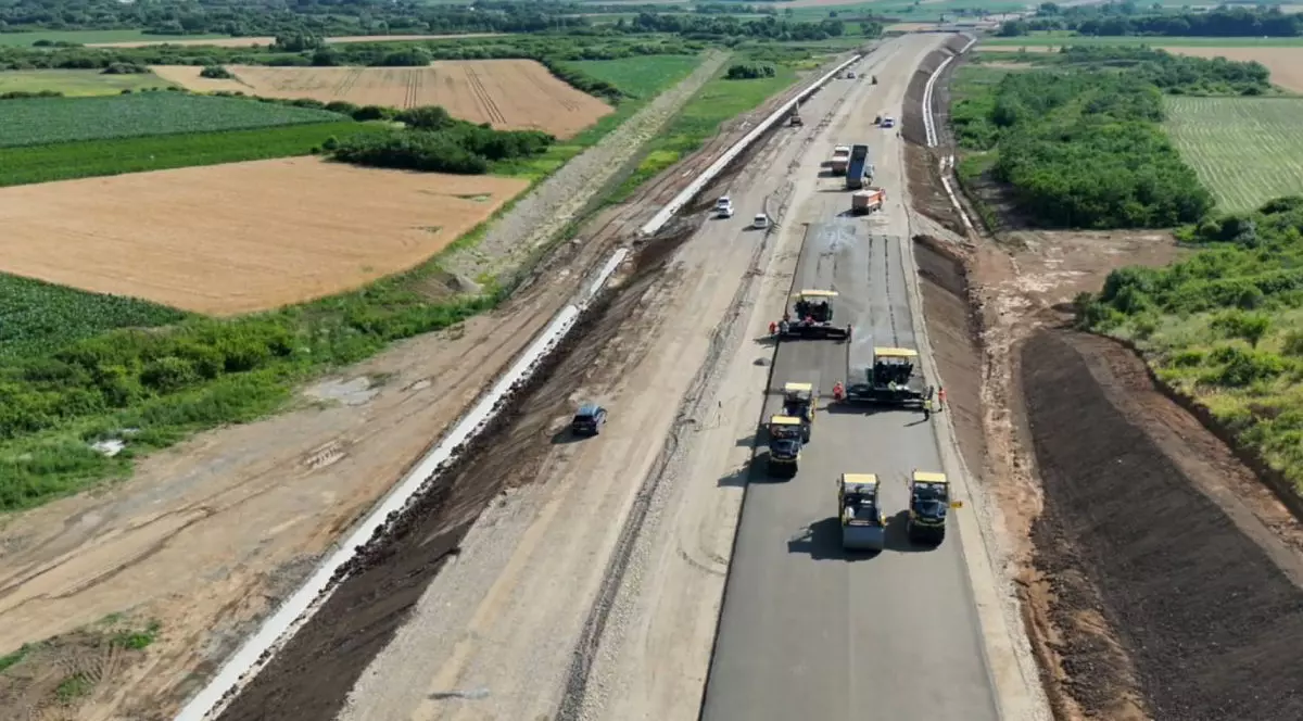 Lucrări pe un șantier de drum expres și autostradă în România, cu multe utilaje care lucrează pentru construirea șoselei de mare viteză