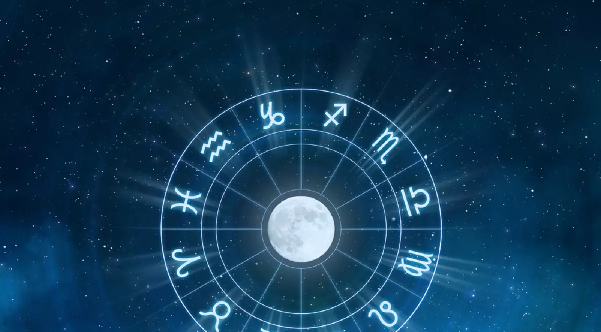 Luna plină din 29 iulie deschide un nou capitol - Imagine cu o lună plină înconjurată de semnele zodiacului