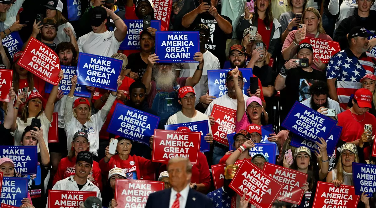 Donald Trump in nijlocul sustinatorilor MAGA