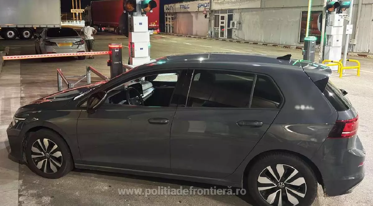 Un Volkswagen Golf gri, la Vama Porțile de Fier I