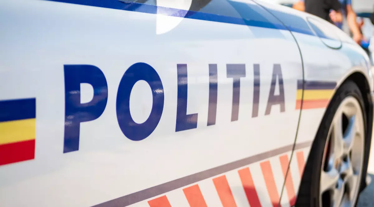 O mașină de Poliție parcă pe marginea unui drum