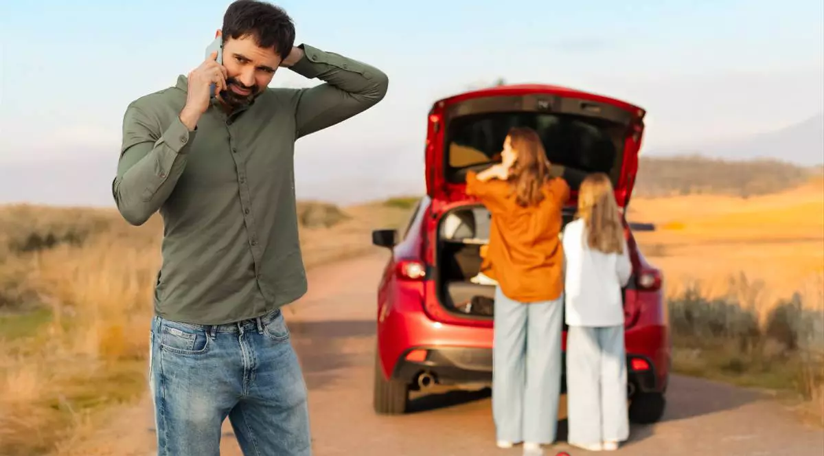 Bărbat care sună la telefon, stând în fața unei mașini stricate în drum spre vacanță, femeie și fată stând lângă automobil cu portbagaj deschis