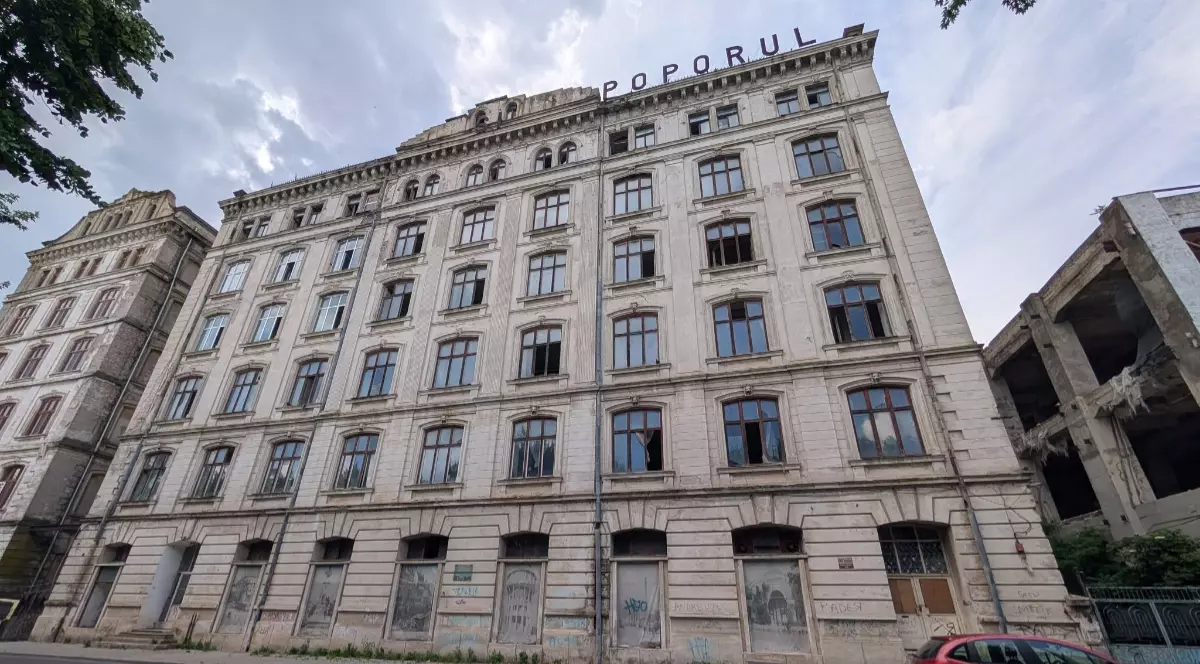 o Clădire istorică cu 9 etaje, din Brăila. numită Moara Violatos, este abandonată și se vede că are geamurile sparte