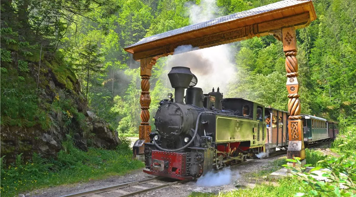 Maramureșul, regele turismului tradițional în vara 2026: peste 20.000 de turiști români și străini aleg pensiunile rurale și Mocănița