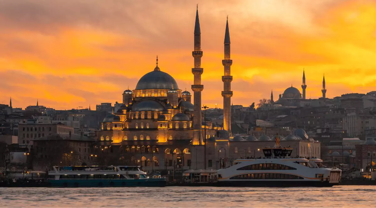Moscheea Yeni de pe Bosfor la apusul soarelui