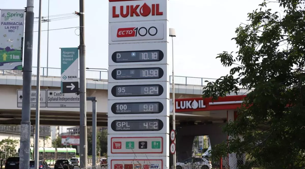 O benzinărie Lukoil din București, cu prețurile afișate, luni, 27 iulie 2026