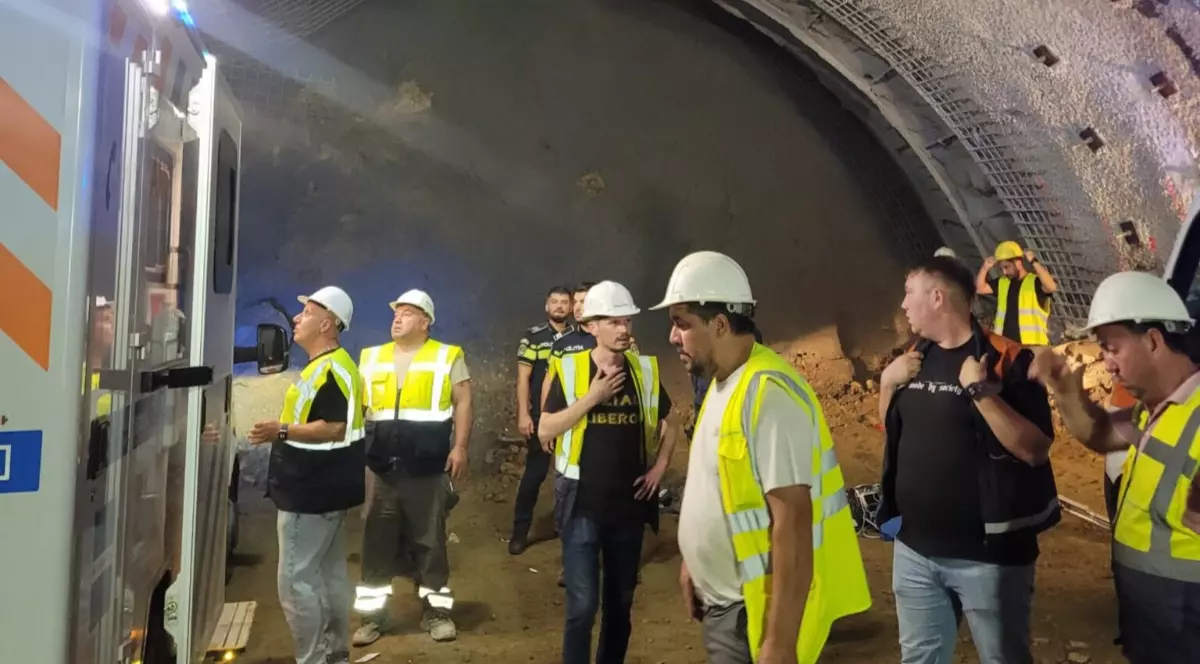 Bucăți de rocă din tavanul unui tunel de pe A1 au căzut peste doi muncitori străini, în Sibiu, la Boița