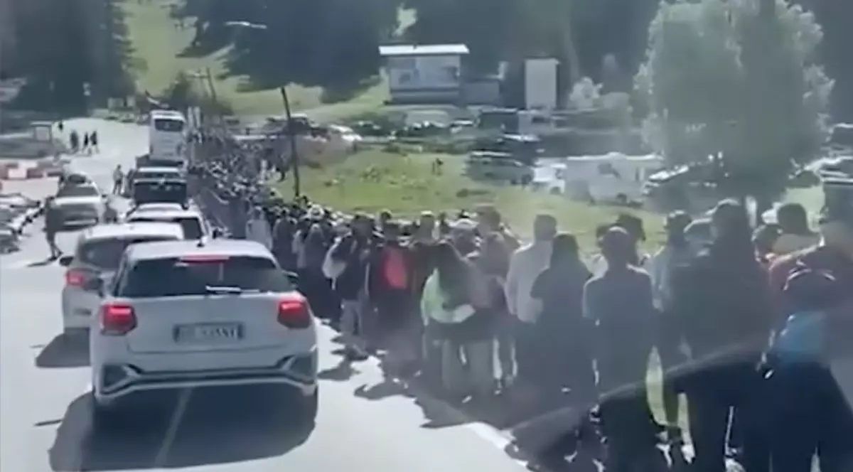 Sute de turiști au stat la coadă ore în șir pentru a-și face un selfie cu peisajul din Munții Dolomiți: „Un record de vizitatori” | VIDEO