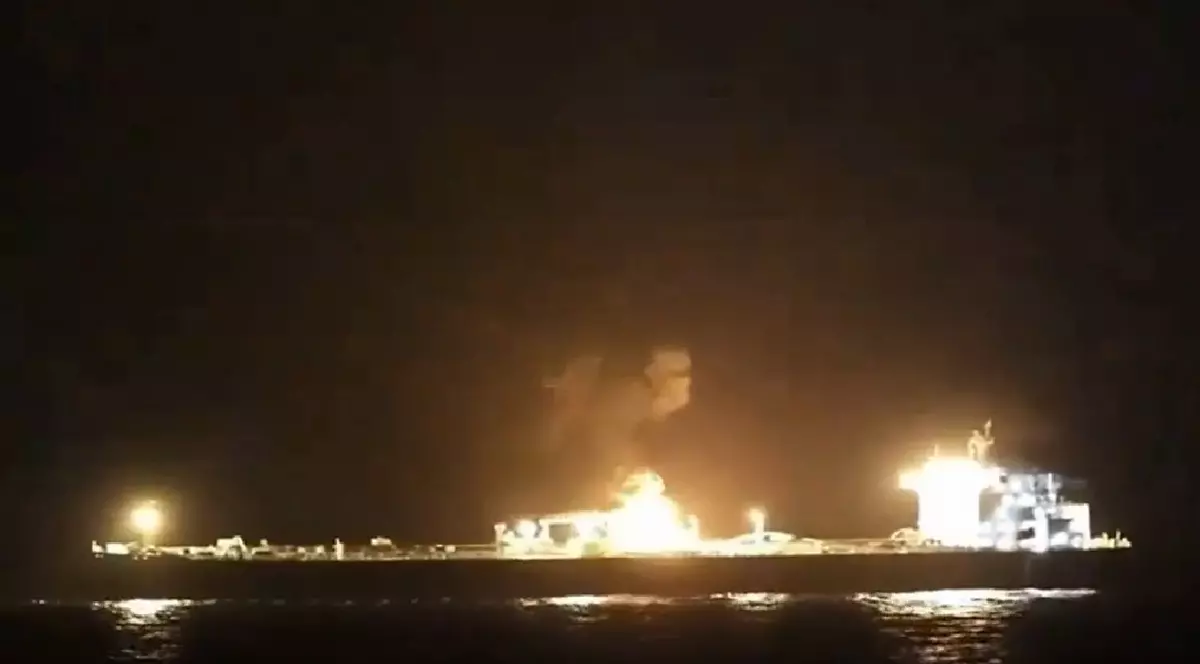 Un petrolier arde în Marea Roșie