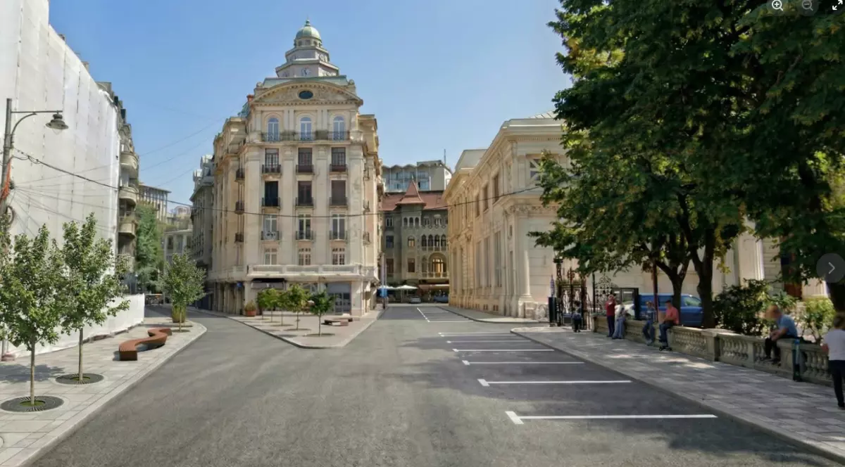 O vedere a unei străzi pietonale din București, România, cu o clădire istorică cu cupolă și o terasă cu bănci din lemn pe partea stângă