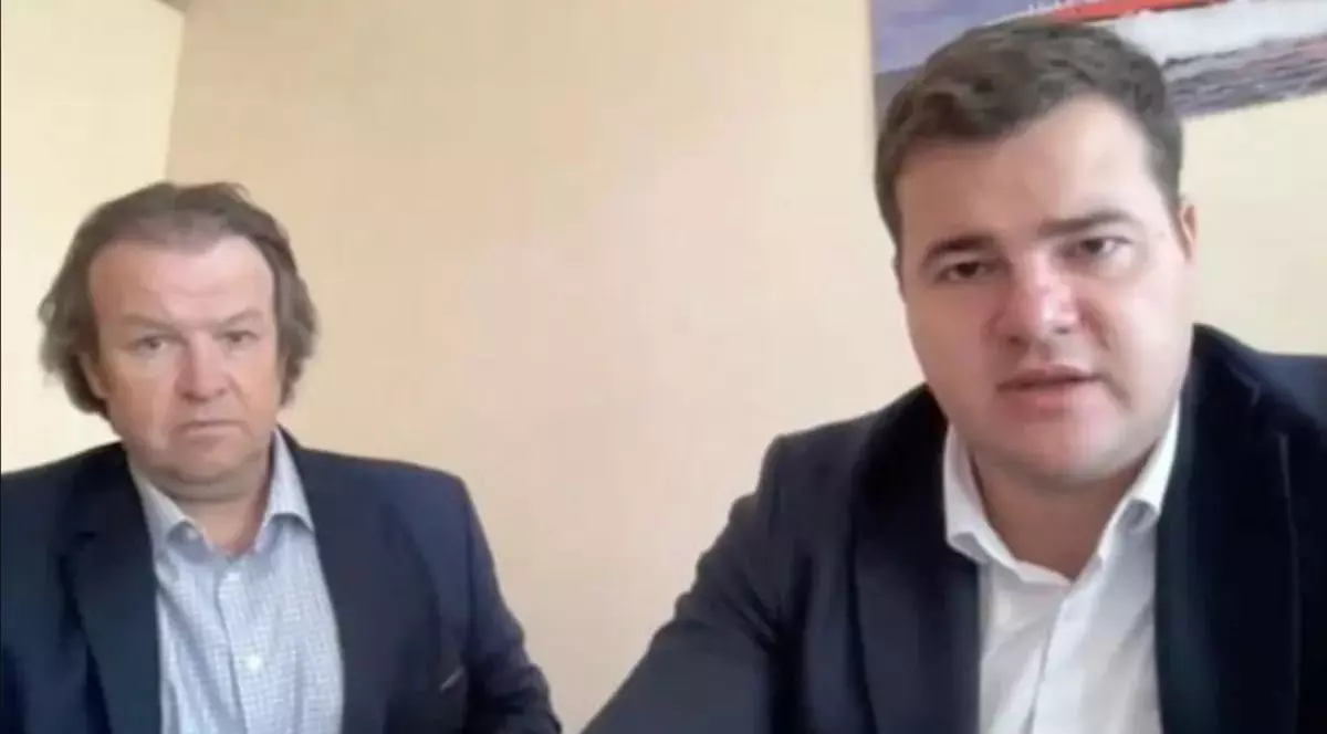 Taras Boichuk, unul dintre cei doi reprezentanți ai statului în consiliul de supraveghere al UDP (dreapta), și Benoit Pleska, președintele consiliului de supraveghere al UDP (stânga).