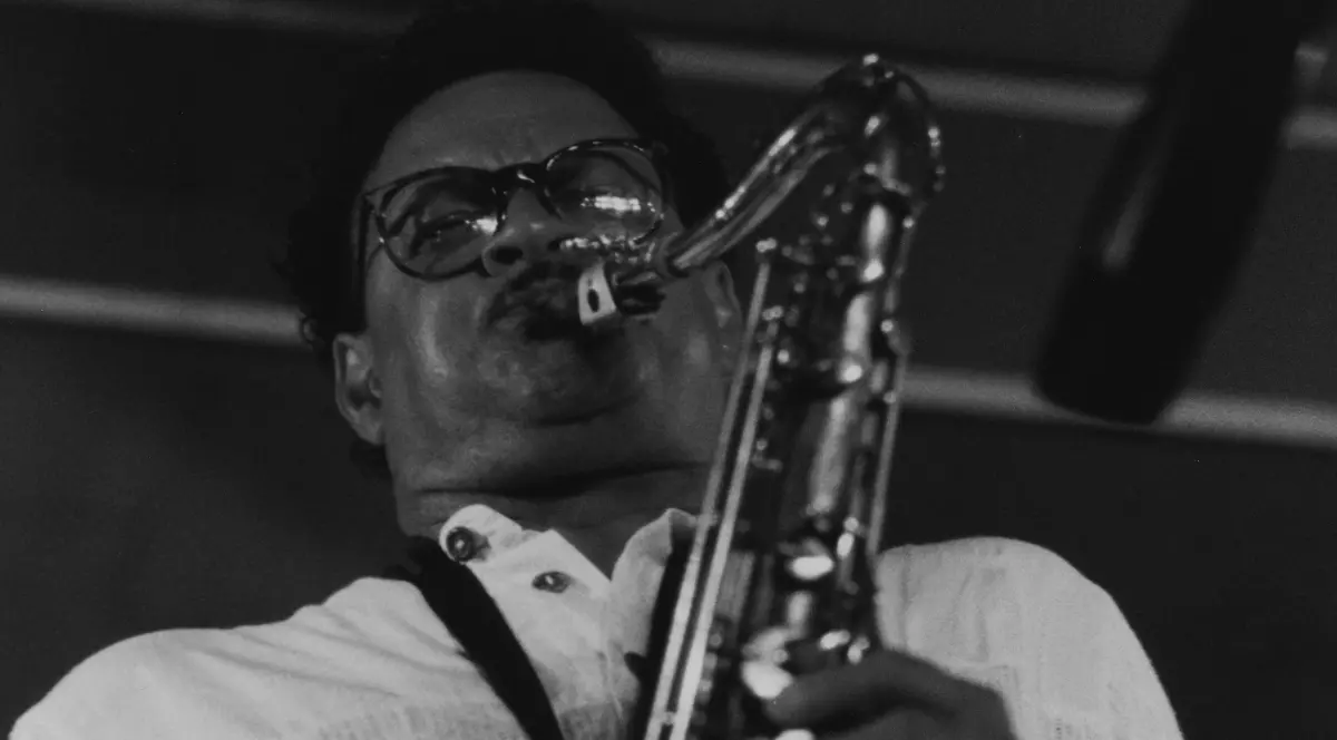 Imaginea îl surprinde pe saxofonistul Plas Johnson în timpul unei reprezentații, interpretând cu intensitate la saxofon tenor.
