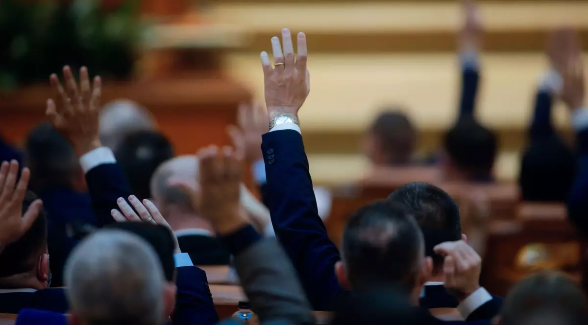 Mai mulți parlamentari care votează un proiect de lege în Parlamentul României