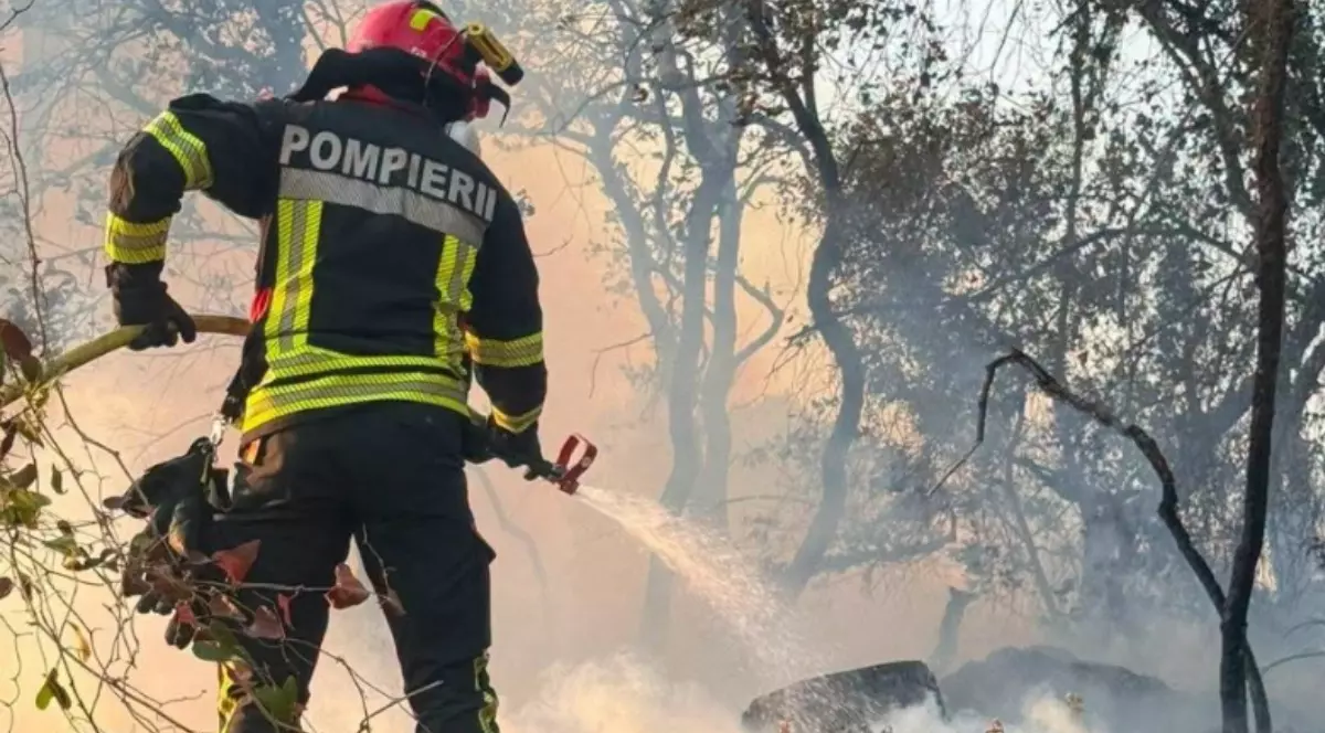 Un pompier în timpul unei intervenții de stingere a unui incendiu