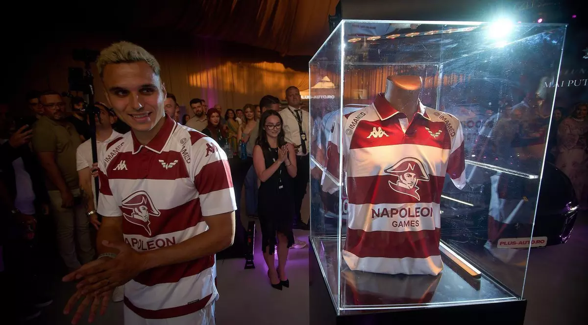 Fundaşul Cristian Manea, de la Fotbal Club Rapid Bucureşti, prezintă noul echipament al echipei în cadrul unei ceremonii de prezentare organizate la Plus Auto Trade.