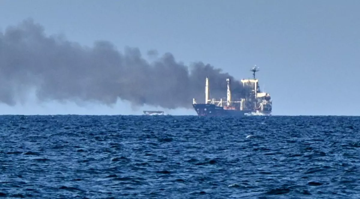 Fumul se ridică de la cargoul pentru cereale Golden Leo, sub pavilion Guineea-Bissau, în urma unui atac cu rachete rusești în Marea Neagră, în apropiere de Odesa (Ucraina), duminică, 19 iulie 2026
