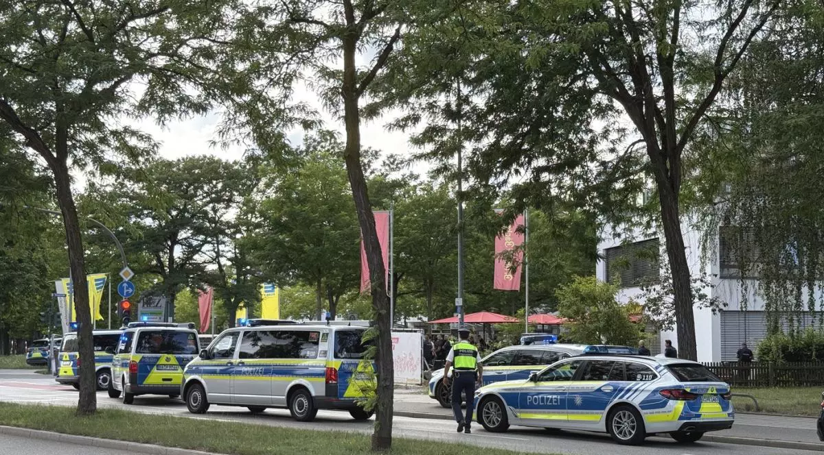 Mai multe autospeciale de poliție și polițiști au blocat inrtarea într-o sucursală bancară din Regensburg, Germania, după un atac mortal cu cuțitul, 23 iulie 2026.