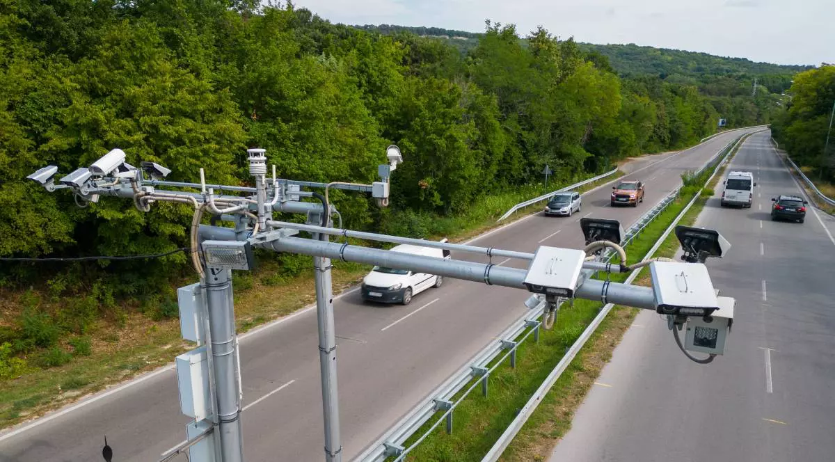 Camerele și radarele de control al vitezei de-a lungul unei autostrăzi aglomerate monitorizează și înregistrează încălcările regulilor de viteză.