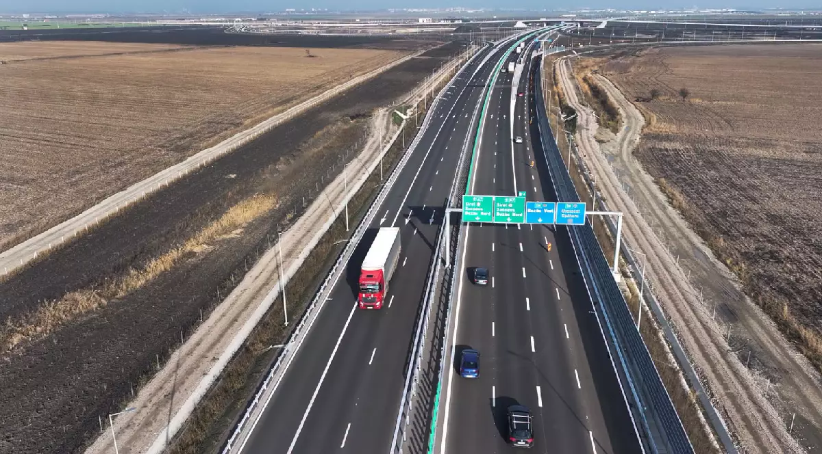 Mai multe mașini Circulă pe Autostrada Moldovei A7