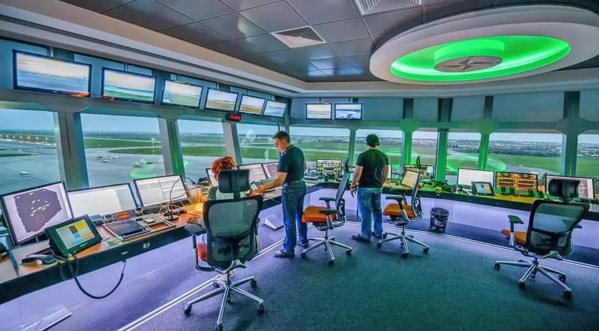 Controlori de trafic aerian in fata monitoarelor