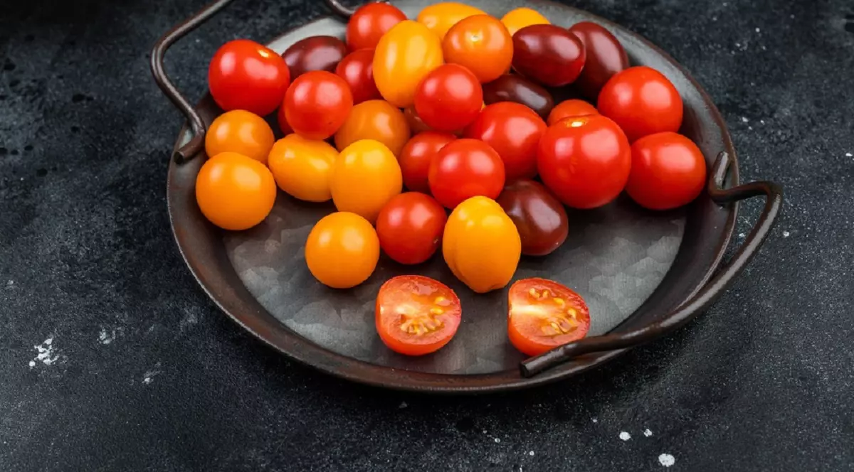 Roşii cherry – origine, proprietăţi. Cum se deosebesc de roşiile obişnuite - Imagine cu o tavă de metal pe care se află roşii cherry de diferite culori
