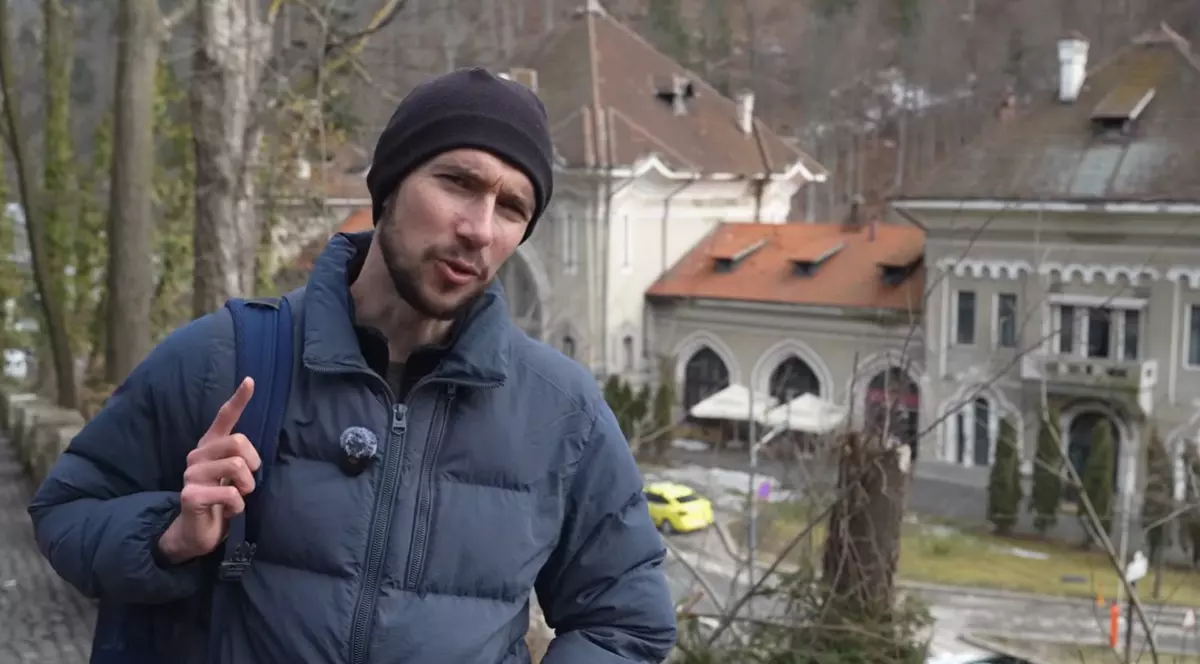 Bloggerul ucrainean Rostislav Mihailișin cu fes negru în cap și geacă gri în timp ce călătorește prin România.