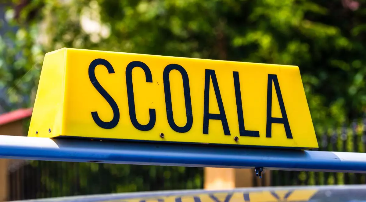 Școala de șoferi, tabelă de culoare galbenă plasată pe plafonul unui autoturism