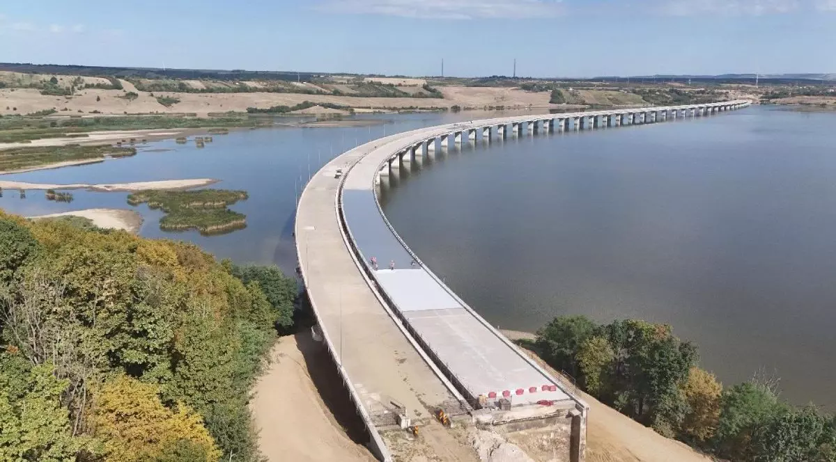 Imagine aeriană de pe șantierul secțiunii Suplacu de Barcău – Chiribiș, parte a autostrăzii Transilvania (A3), cu un pod care traversează un râu pe care se lucrează la șantierul autostrăzii