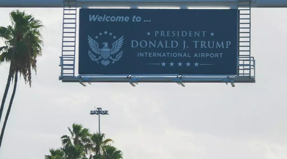 panou indicator rutier de mari dimensiuni, suspendat pe un cadru metalic masiv. Pe suprafața panoului este afișat textul „Welcome to ...” în colțul din stânga sus, urmat de inscripția principală „PRESIDENT DONALD J. TRUMP INTERNATIONAL AIRPORT”, dispusă pe trei rânduri. Cuvântul „PRESIDENT” este încadrat de două stele, iar sub textul principal se află un element grafic format dintr-o linie orizontală întreruptă de cinci stele. În partea stângă a panoului, lângă text, este ilustrată o emblemă oficială reprezentând un vultur cu aripile întinse, un scut pe piept și mai multe stele deasupra capului, asemănătoare sigiliului Statelor Unite. În marginile imaginii, în stânga și în partea de jos, se observă frunzele și vârfurile mai multor palmieri, alături de un stâlp înalt prevăzut cu un sistem de iluminat public cu multiple lămpi.