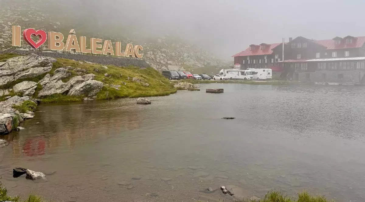 Semnul „I love (o inimă roșie n.r.) Bâlea Lac”, amplasat într-o rezervație naturală