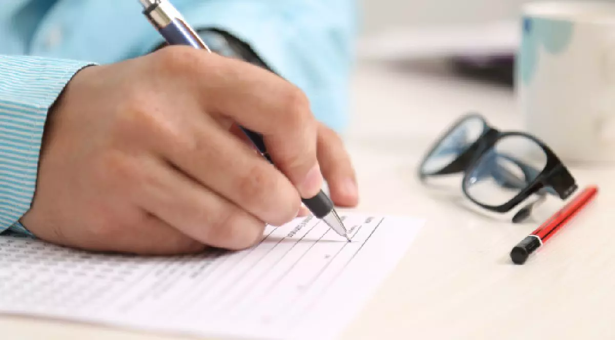 Om care semneaza un document