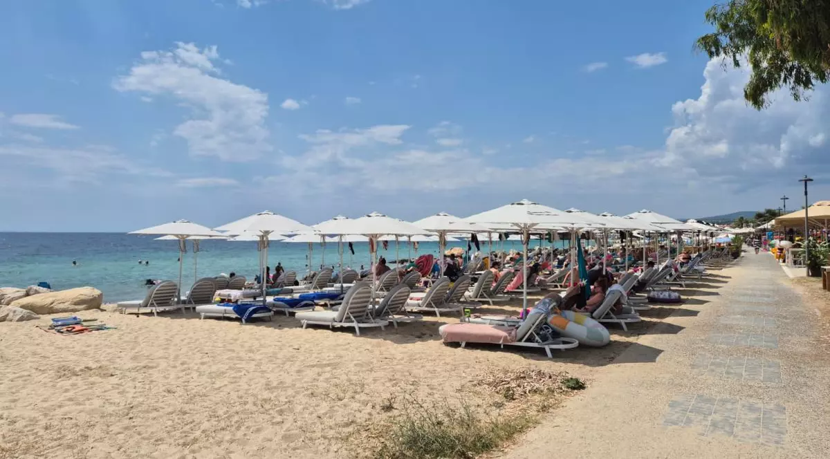 Șezlongurile de pe o plajă din Halkidiki (Grecia) | Foto: Libertatea