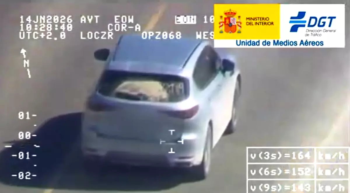 Imaginea prezintă o captură video realizată de un elicopter al poliției rutiere din Spania (DGT), care înregistrează viteza unui autoturism aflat în mers pe un drum public.