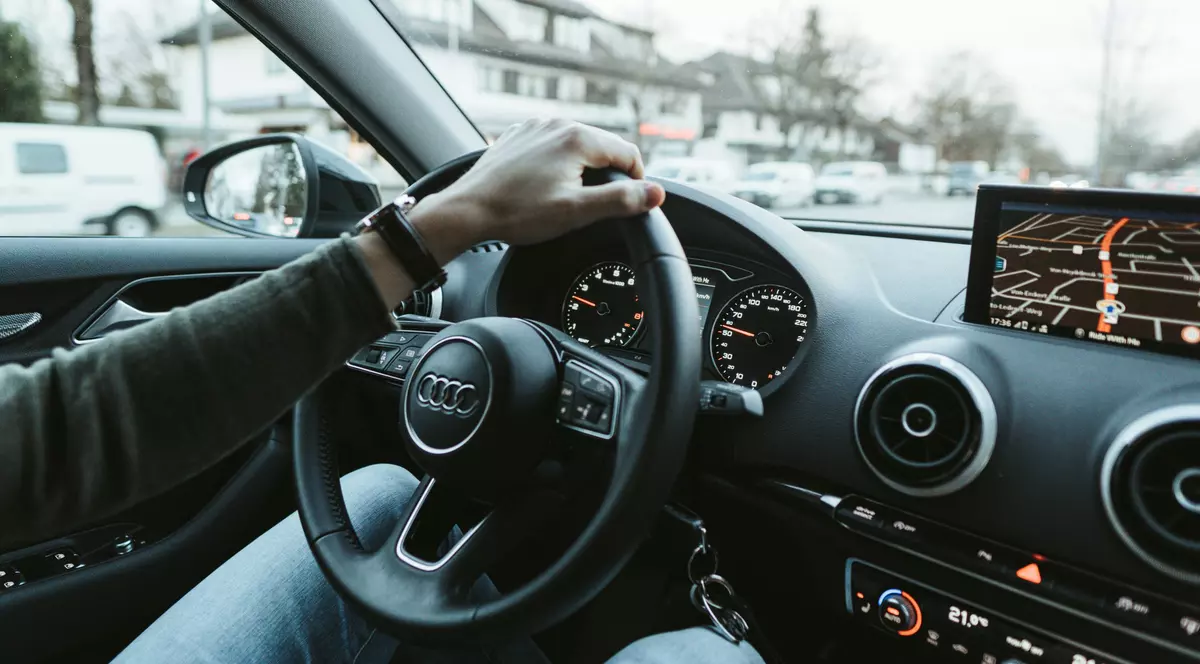 Navigație auto dedicată: cum funcționează, ce aduce în plus și cum o alegi
