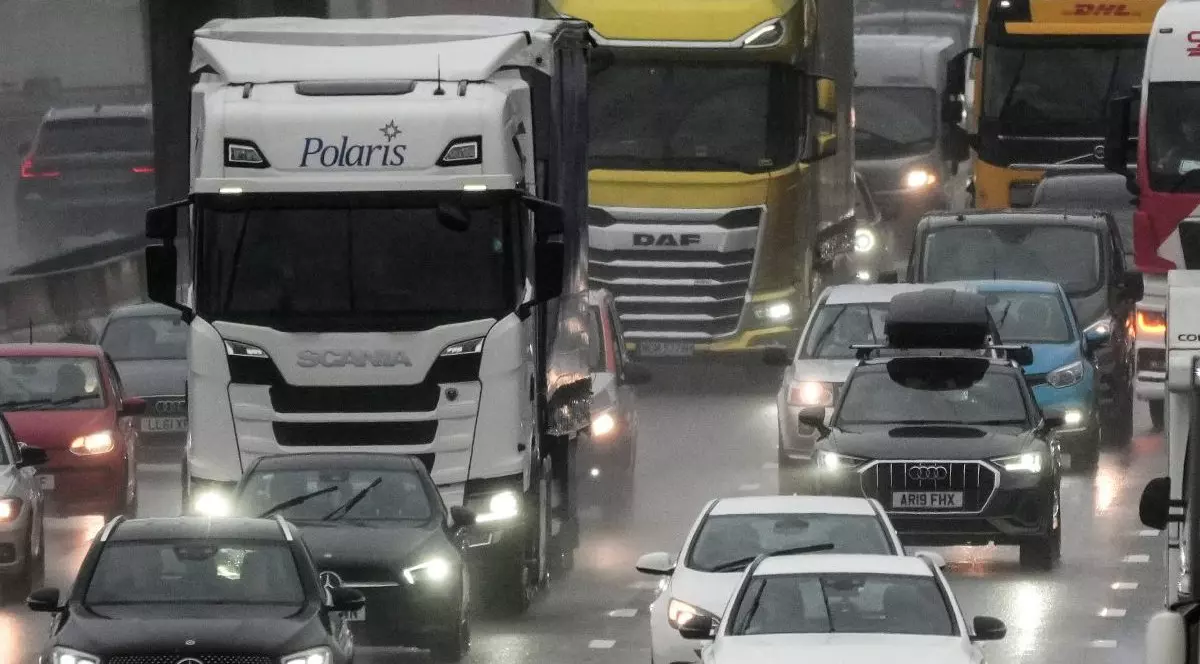 TIR-urile să circule doar pe partea stângă pe autostrăzi, spune șeful MAI din Bulgaria. Sursă foto: Getty Images.