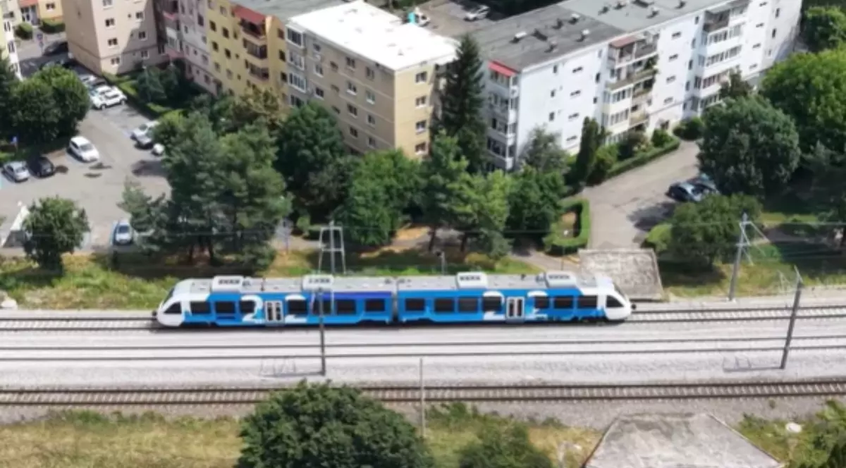 Un tren albastru văzut de sus