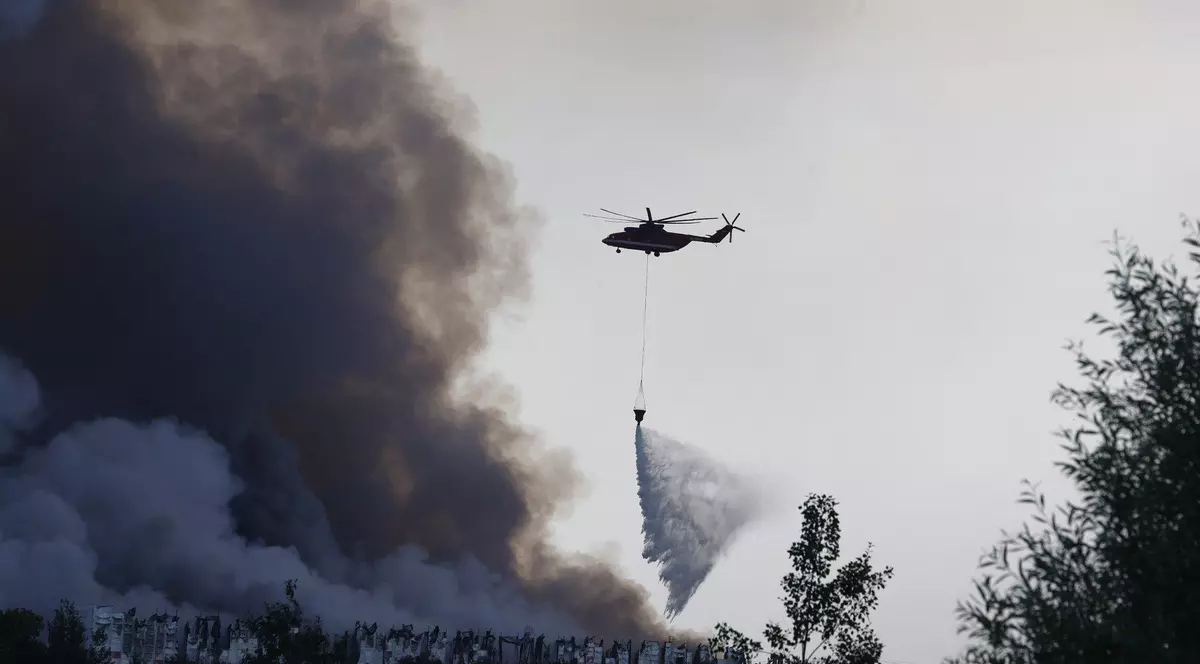 Un elicopter încearcă să prevină extinderea incendiului de la depozitul Wildberries lovit cu drone ucrainene Foto: Profimedia