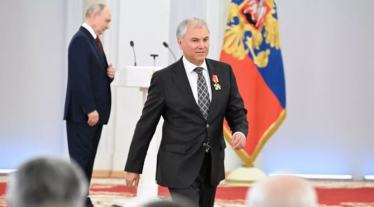 Veaceslav Volodin (în prim-plan) și Vladimir Putin în spatele lui Foto: Profimedia