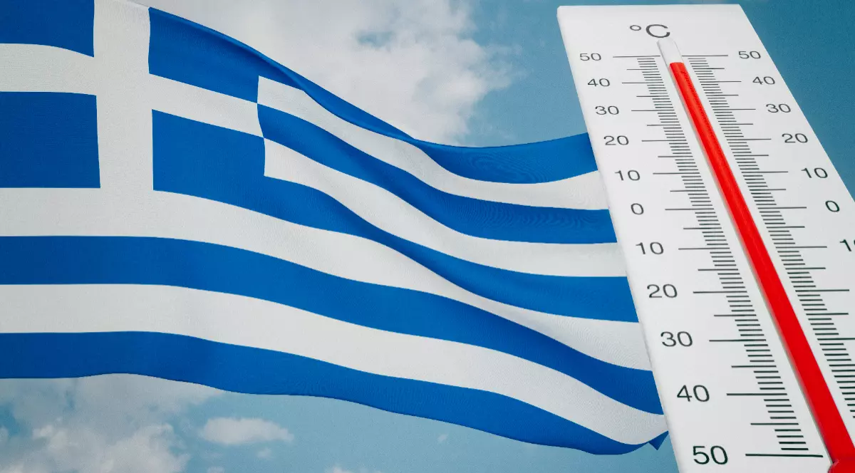 Imaginea înfățișează steagul Greciei fluturând pe un fundal cu cer senin, alături de un termometru care indică o temperatură ridicată de peste 40°C.