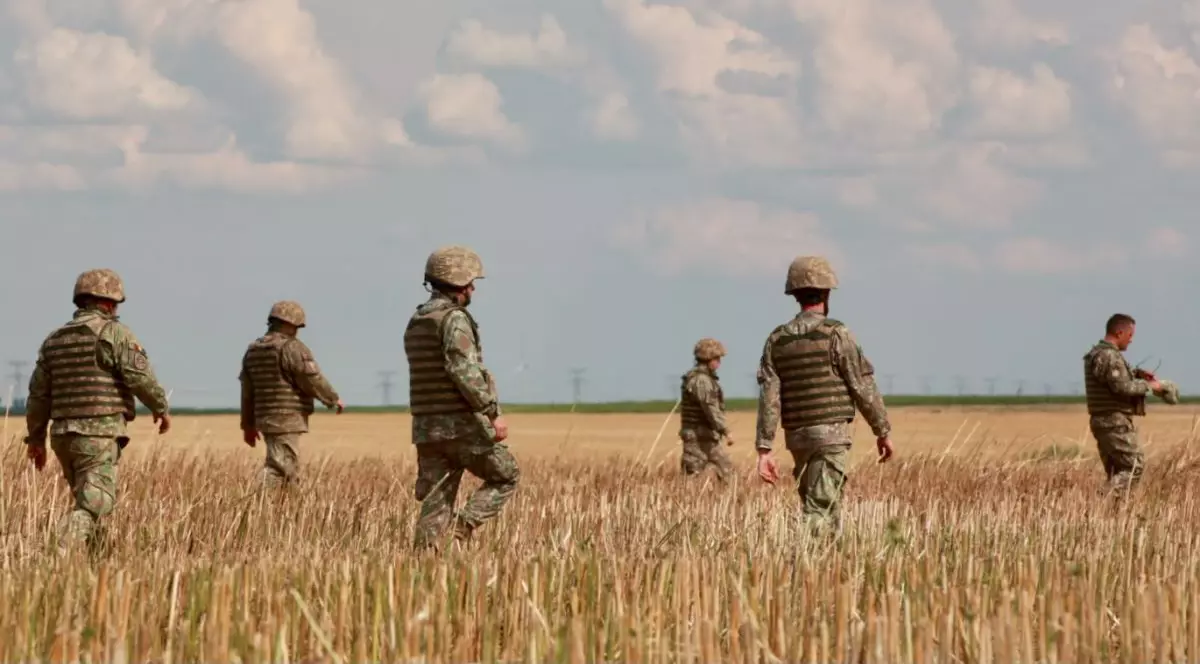 Un grup de militari caută pe un câmp de lângă Padina, județul Buzău, rămășițe de rachetă și dronă, după ce un avion F-16 a lovit o dronă