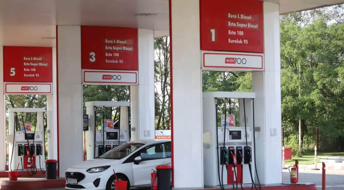 O mașină încarcă la o pompă într-o benzinărie din București, 27 iulie 2026