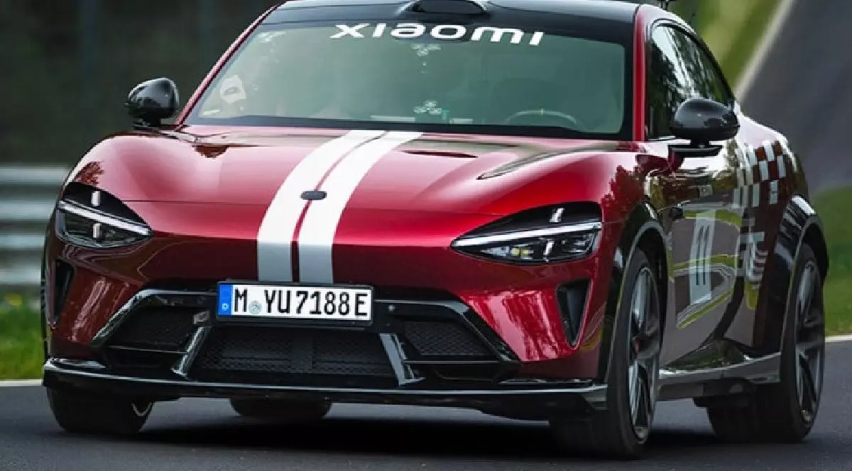 Masina rosie suv electric marca Xiaomi modelul yu7 gt pe circuitul Nürburgring