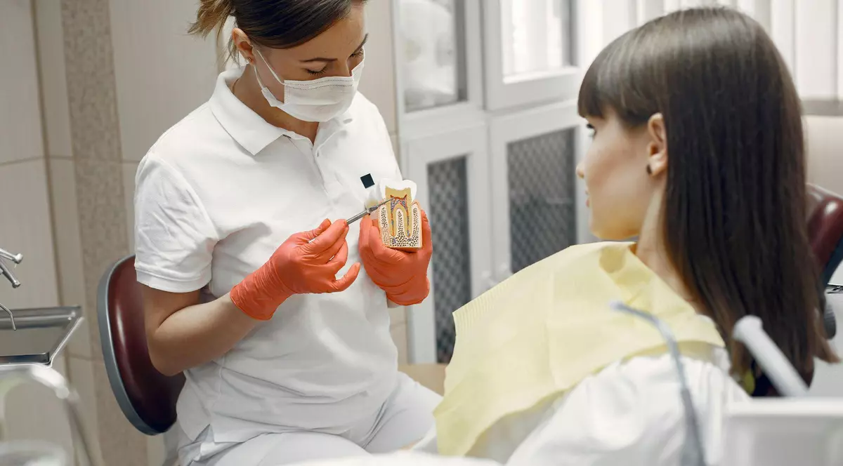 Cât costă serviciile stomatologice în România în 2026 și cum îți poți reduce factura la dentist