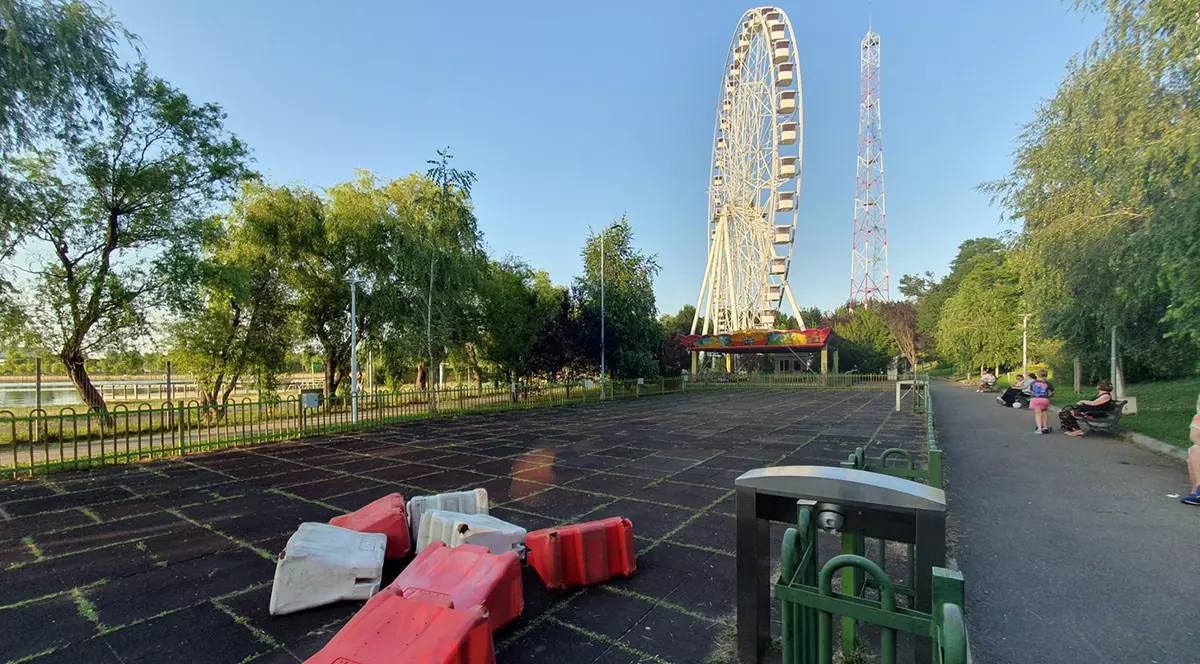 O imagine dintr-un parc neingrijit
