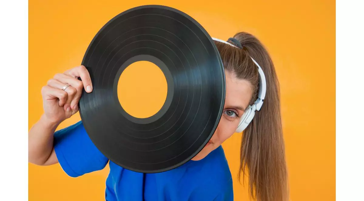 Cum se simte diferit muzica dance-pop atunci când o asculți pe vinil