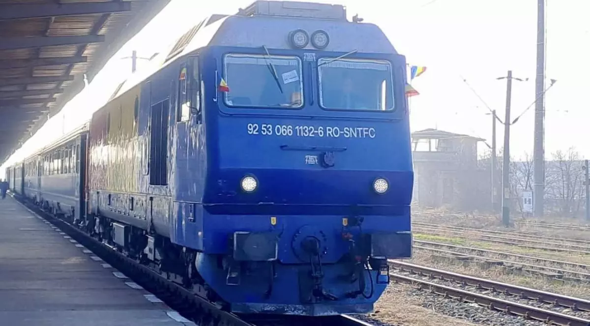 Un tren operat de CFR Călători sosește în gară